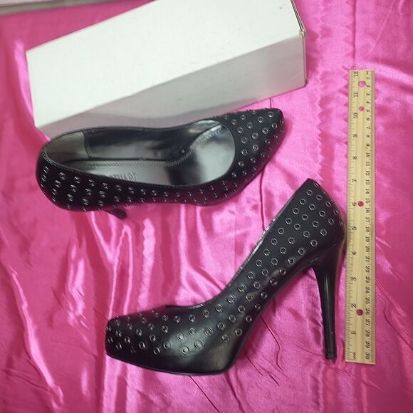 Colin Stuart Women Black Heels 8.5. Condition is Pre-owned.  - Picture 10 of 13